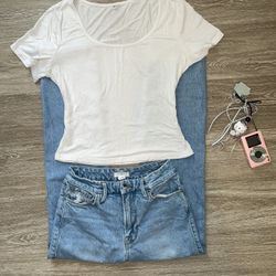 Simple White Short-Sleeve Basic Tee