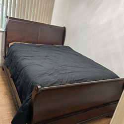 Queen Sleigh Bed With Dresser And Mirror 