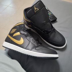 Jordan 1 Mid Black Metallic 