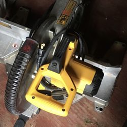 DeWALT Saw