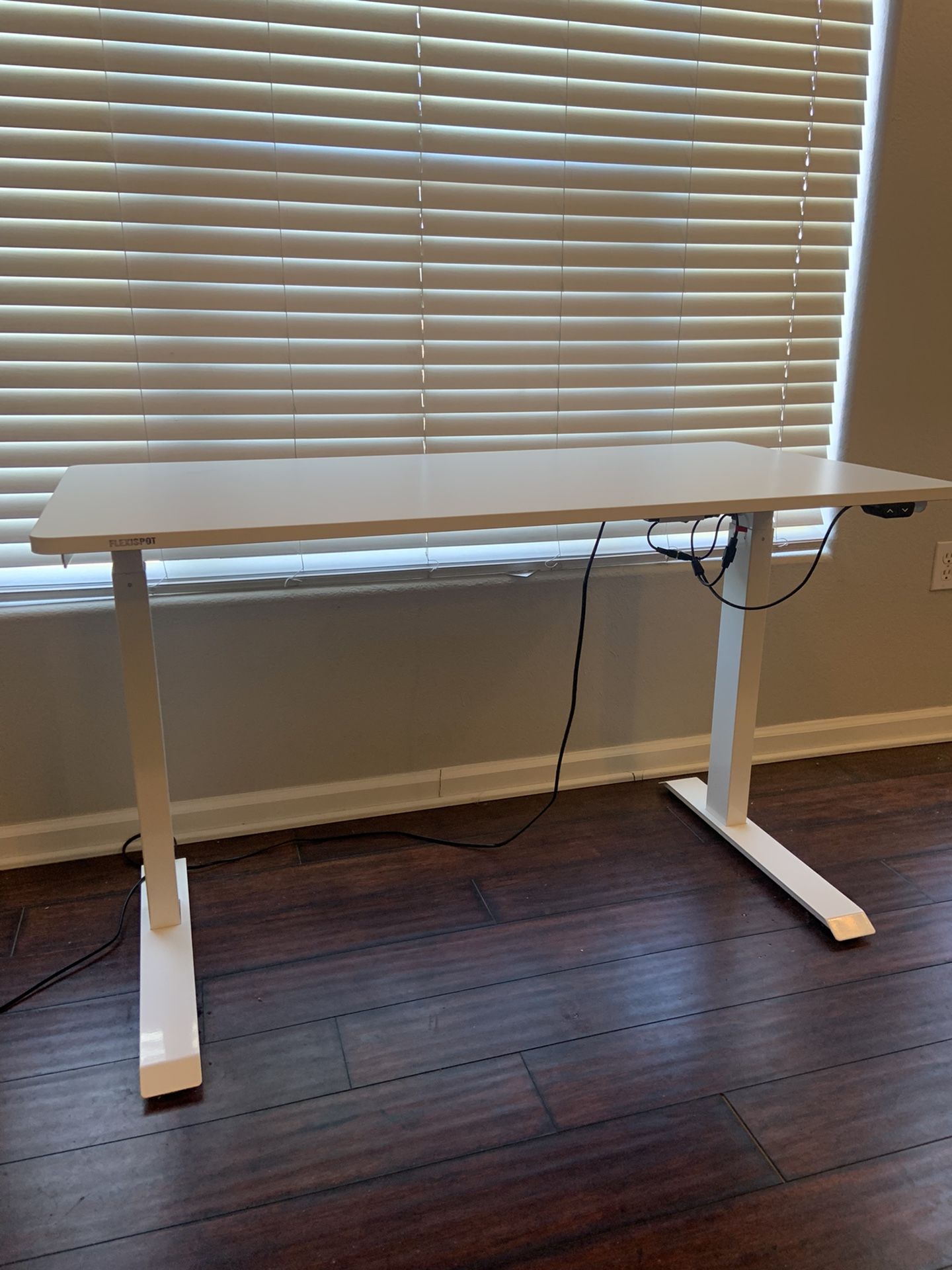 Electronic Adjustable Standing Desk In White