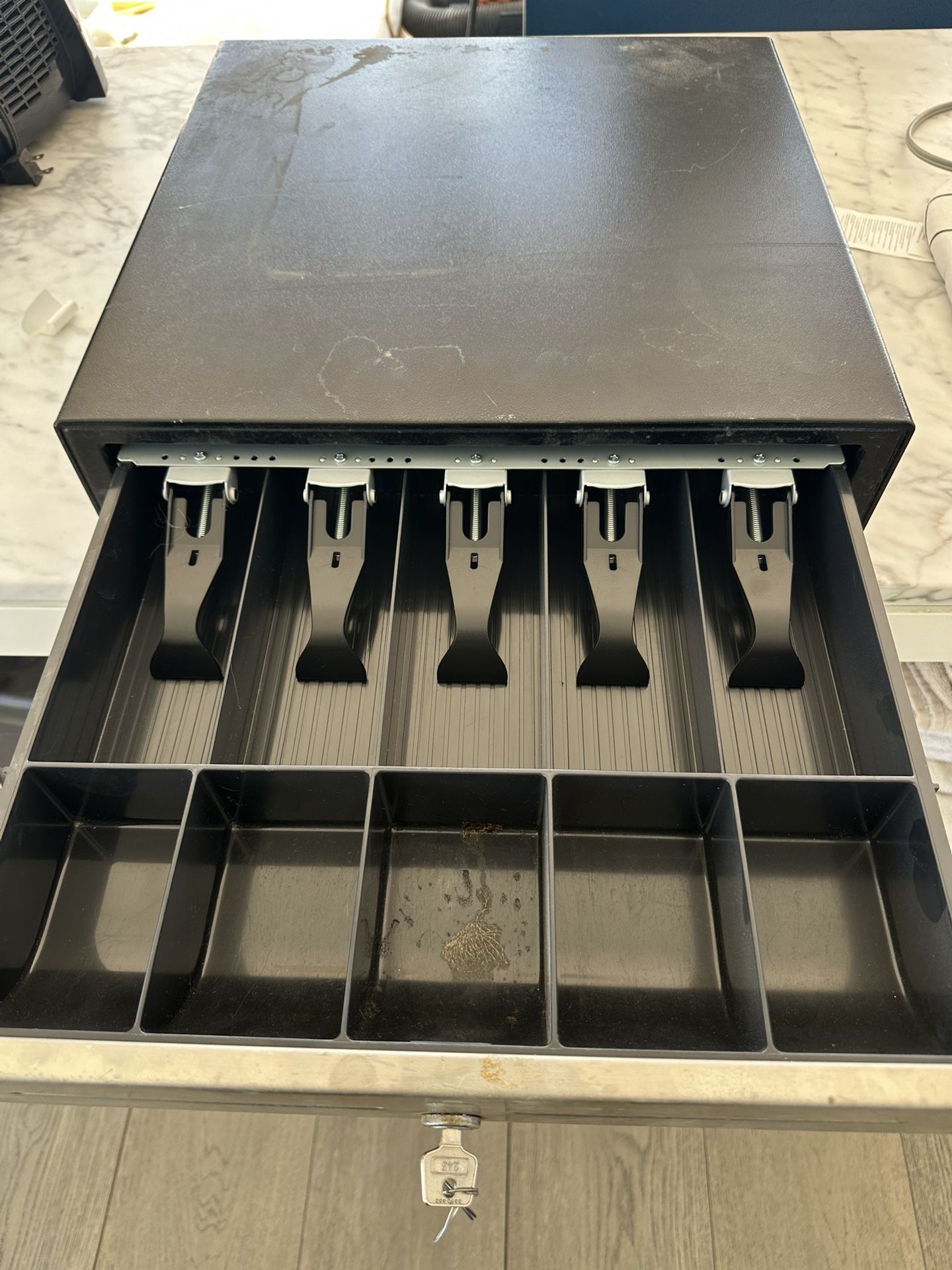 Electronic or manual cash drawer