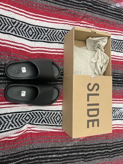 ADIDAS YEEZY SLIDE - ONYX - SIZE 8