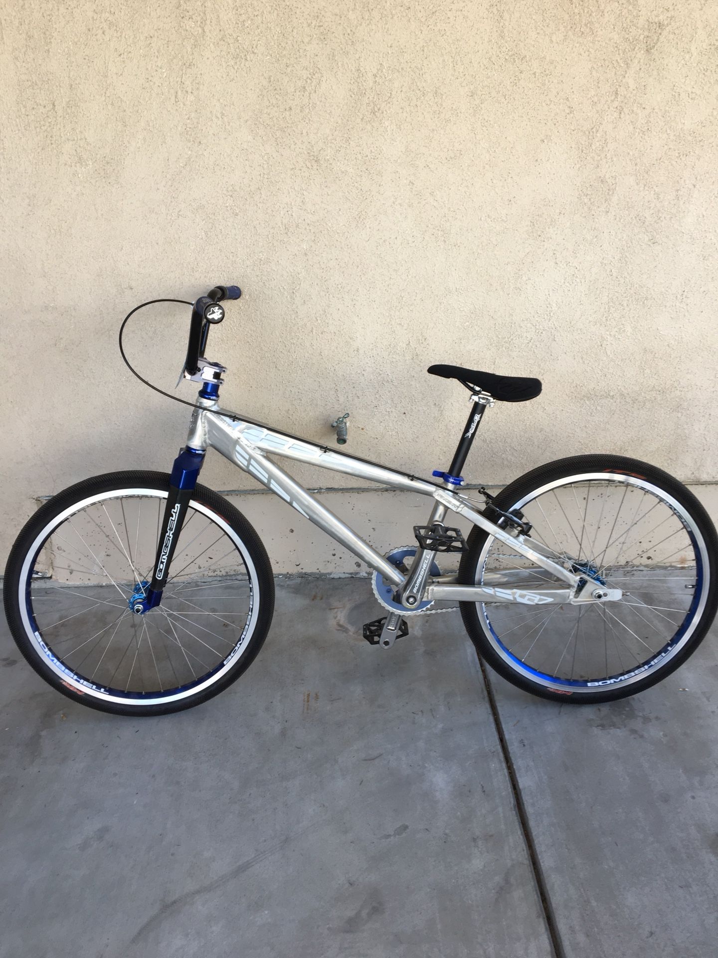 BMX Racing Bike Avent Bombshell like new