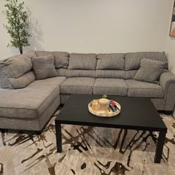 $525 – Priced to Move | Living Room Set (Couch + Rug) + FREE Coffee Table