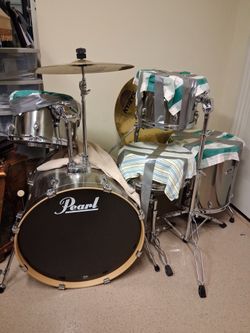 Pearl 5-Piece Acoustic Drum Set