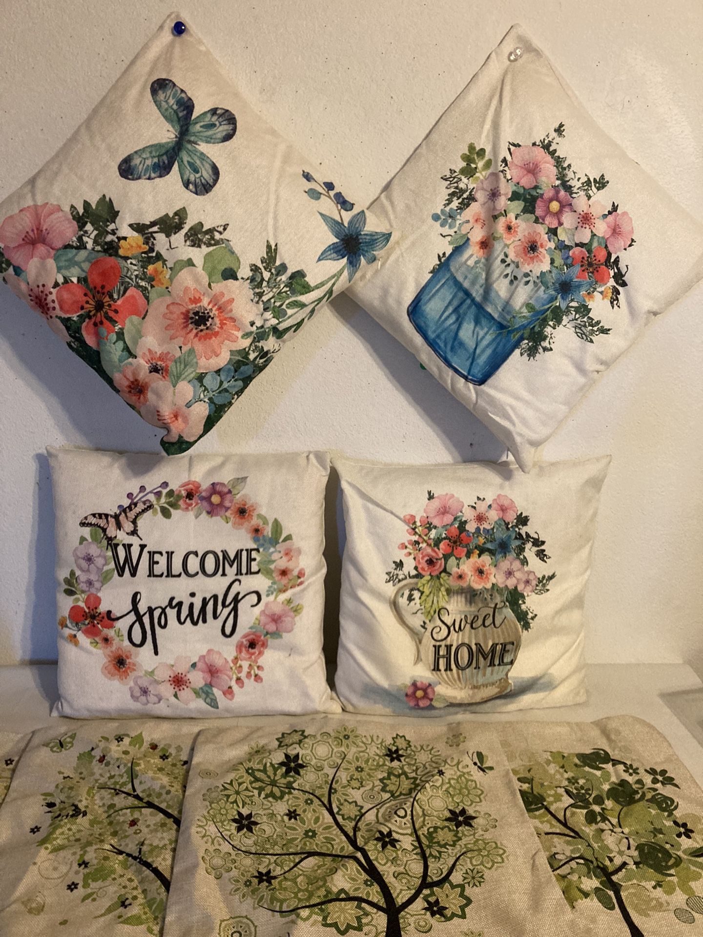 Beautiful pillows extra cover they can be for the couches or patio Nice All 🥱🥱