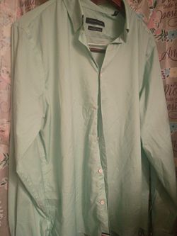 $20 EUC TOMMY HILFIGER ATHLETIC FIT SIZE LARGE