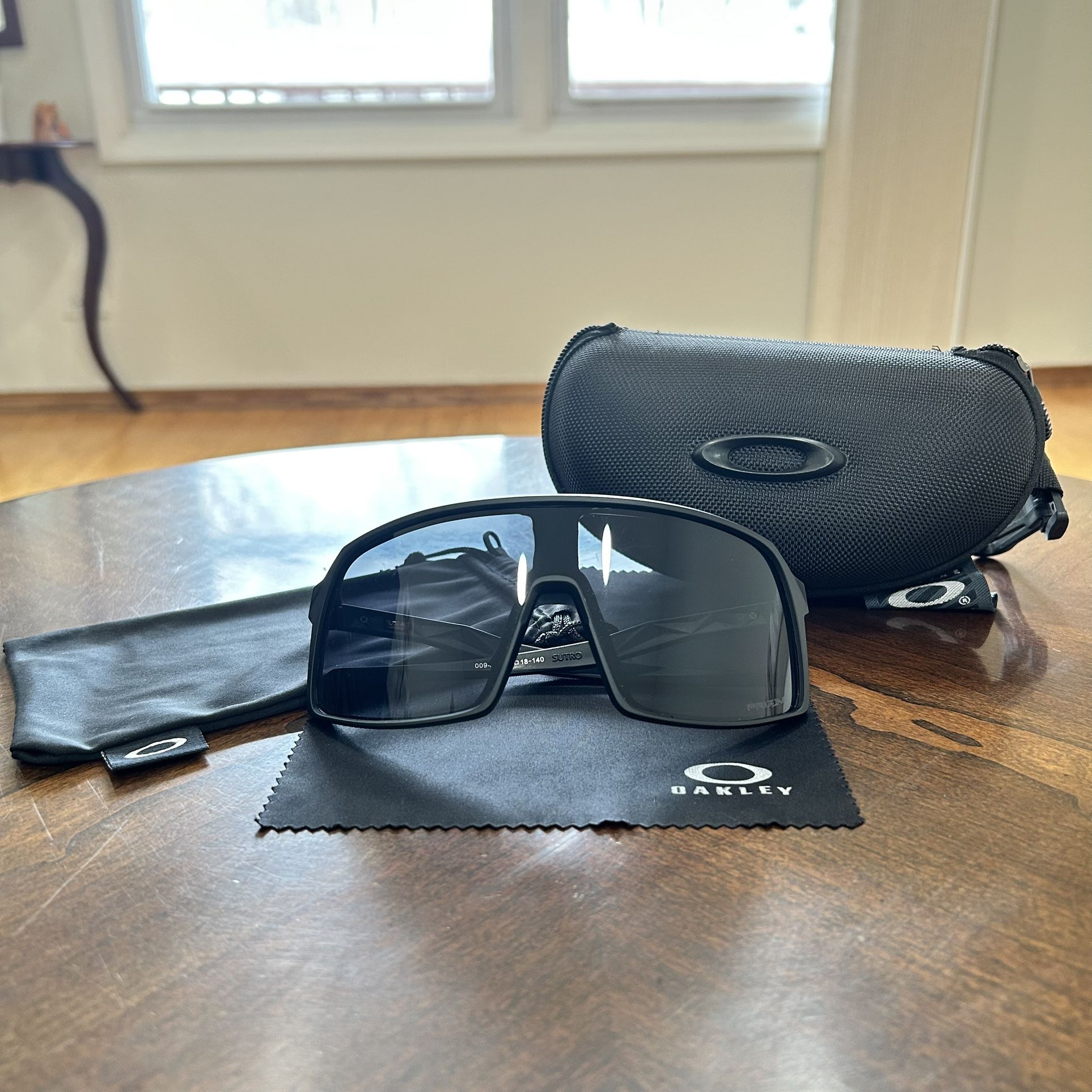 Oakley Black Sutro Black Logo