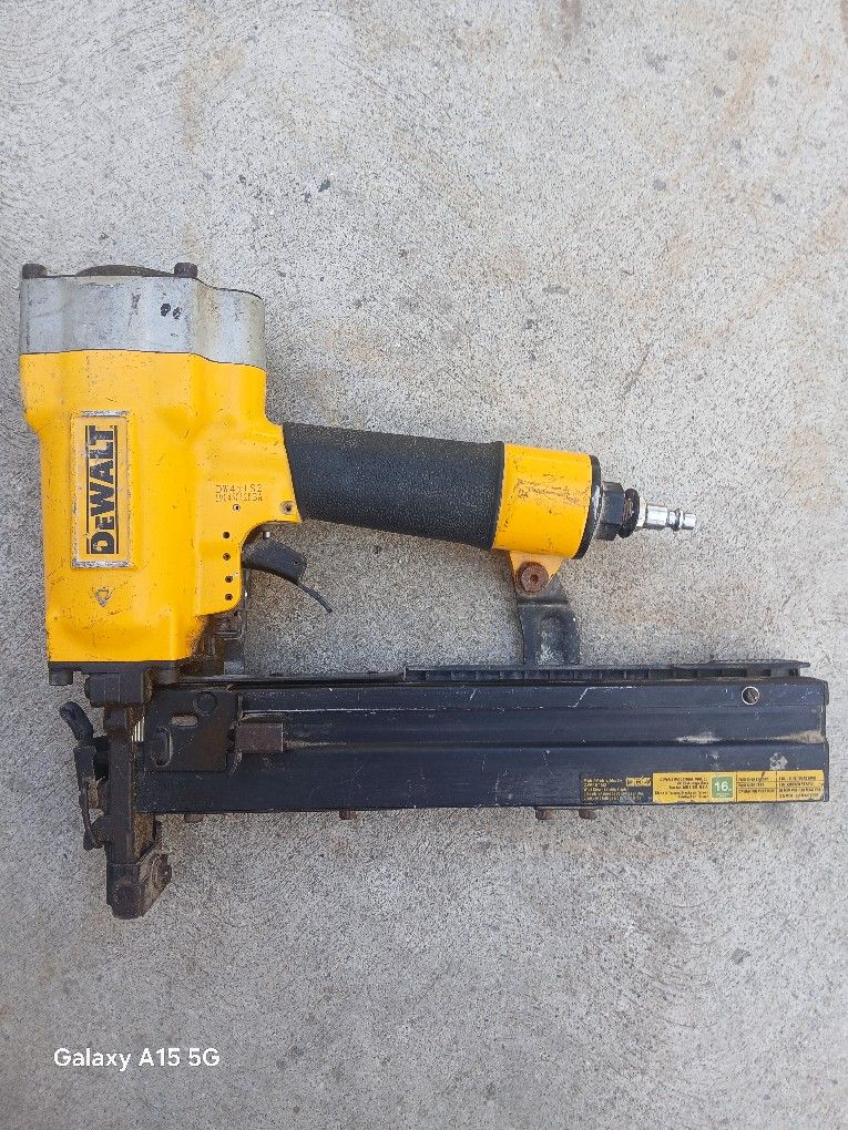 DEWALT CROWN LATHING STAPLER 