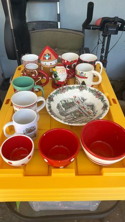 Christmas kitchen mugs and bowl