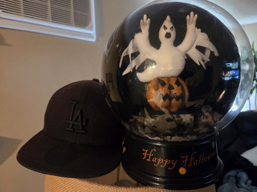 HAPY HALLOWEEN ELECTRONIC SNOW GLOBE
