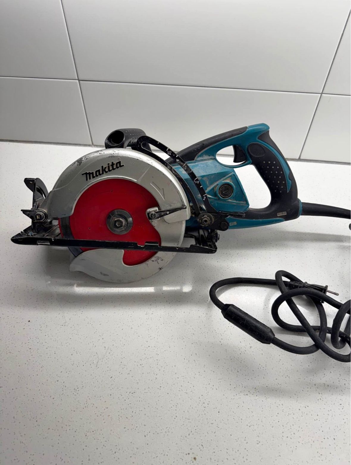 Makita 5477NB 7-1/4" 15Amp Corded Hypoid Saw (LP(contact info removed))
