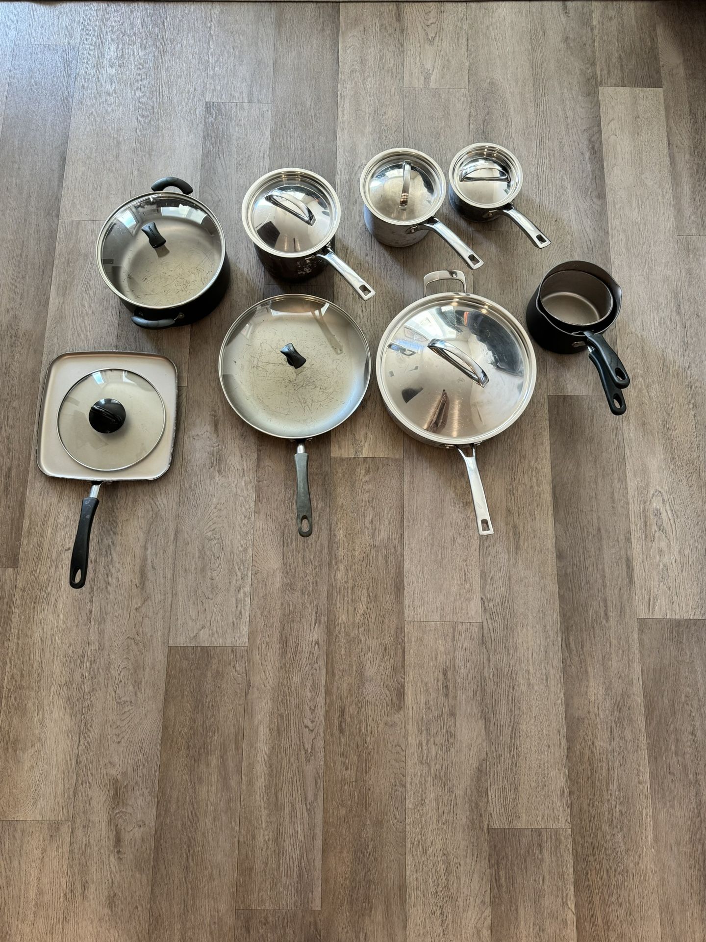Set Of Cookware with lids