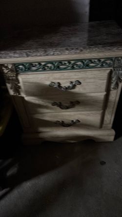 Night stand ? 3 boxes good conditions