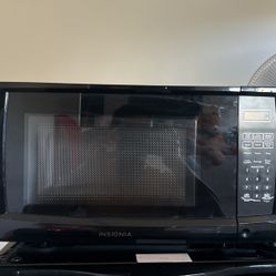 Insignia 0.7 Cu Ft compact microwave for sale