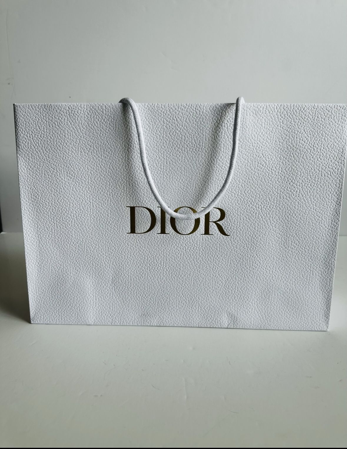 AUTHENTIC CHRISTIAN DIOR WHITE SHOPPING/GIFT BAG HEAVY PAPER ROPE HANDLES NEW