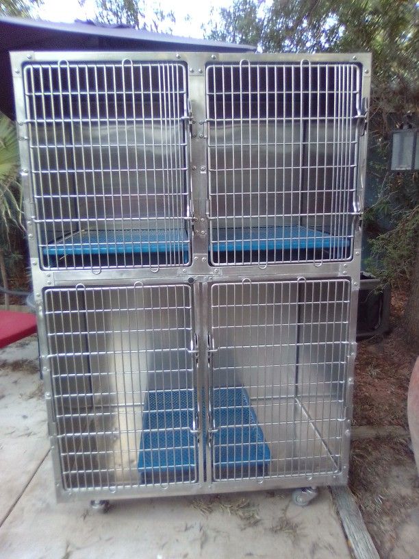 Shoreline Stainless Steel 3 Cage Kennel With Mobile Platform