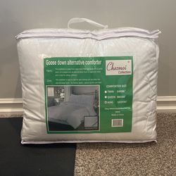 NEW King Comforter Goose Down Alternative