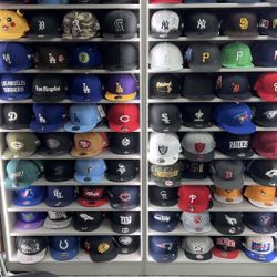 New Era SnapBack Hats 🧢 38$ Each