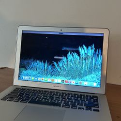 Apple MacBook Air 13” I5/8GB/256GB SSD $200