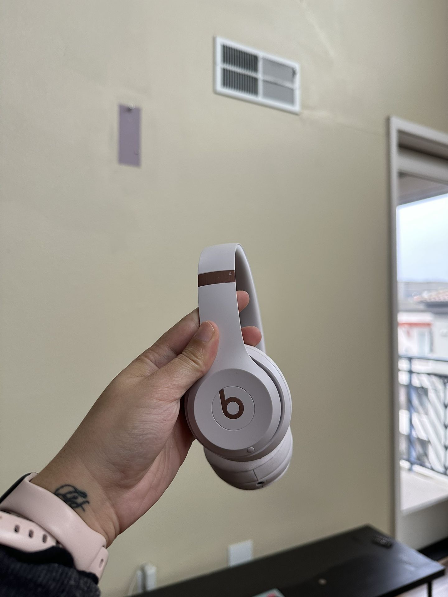 Beats Solo 4 - Wireless Bluetooth On-Ear Headphones, Apple & Android Compatible, Up to 50 Hours of Battery Life - Cloud Pink