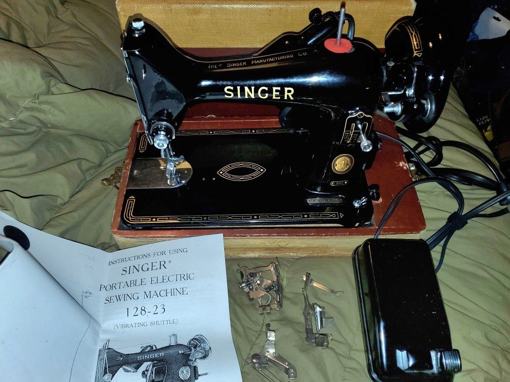 Singer Sewing machine 99k Case extras MINT TESTED