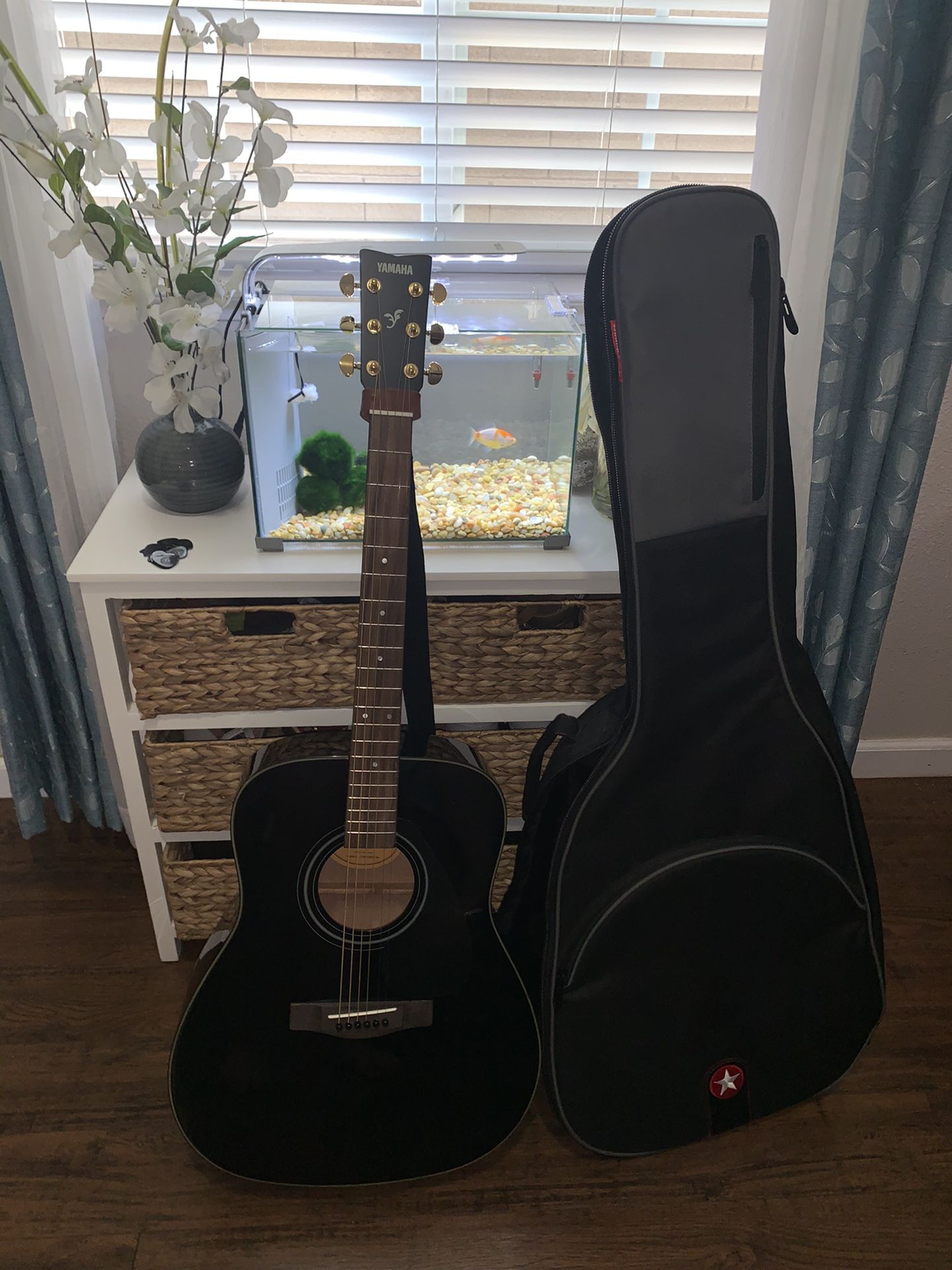 acoustic yamaha 6 string guitar ! comes with guitar case , strap , and guitar picks