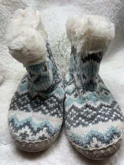 Fair Isle Faux Fur Trim Slipper Boots size Small Preowned in good condition Pet & Smoke Free Home. Check photos for any flaws. Cozy slipper boots