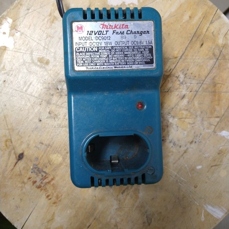 Makita 12 Volt Fast Charger With Car Plug
