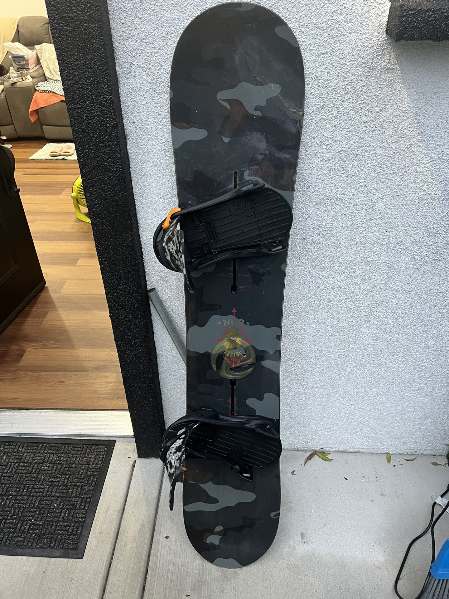 Burton NUG Flying V 150 Snowboard/bindings/LaMar Carry bag Great Condition