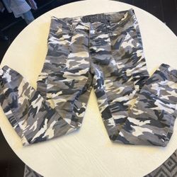 VIP Women’s  Size 5/6 Gray Camo Skinny Pants