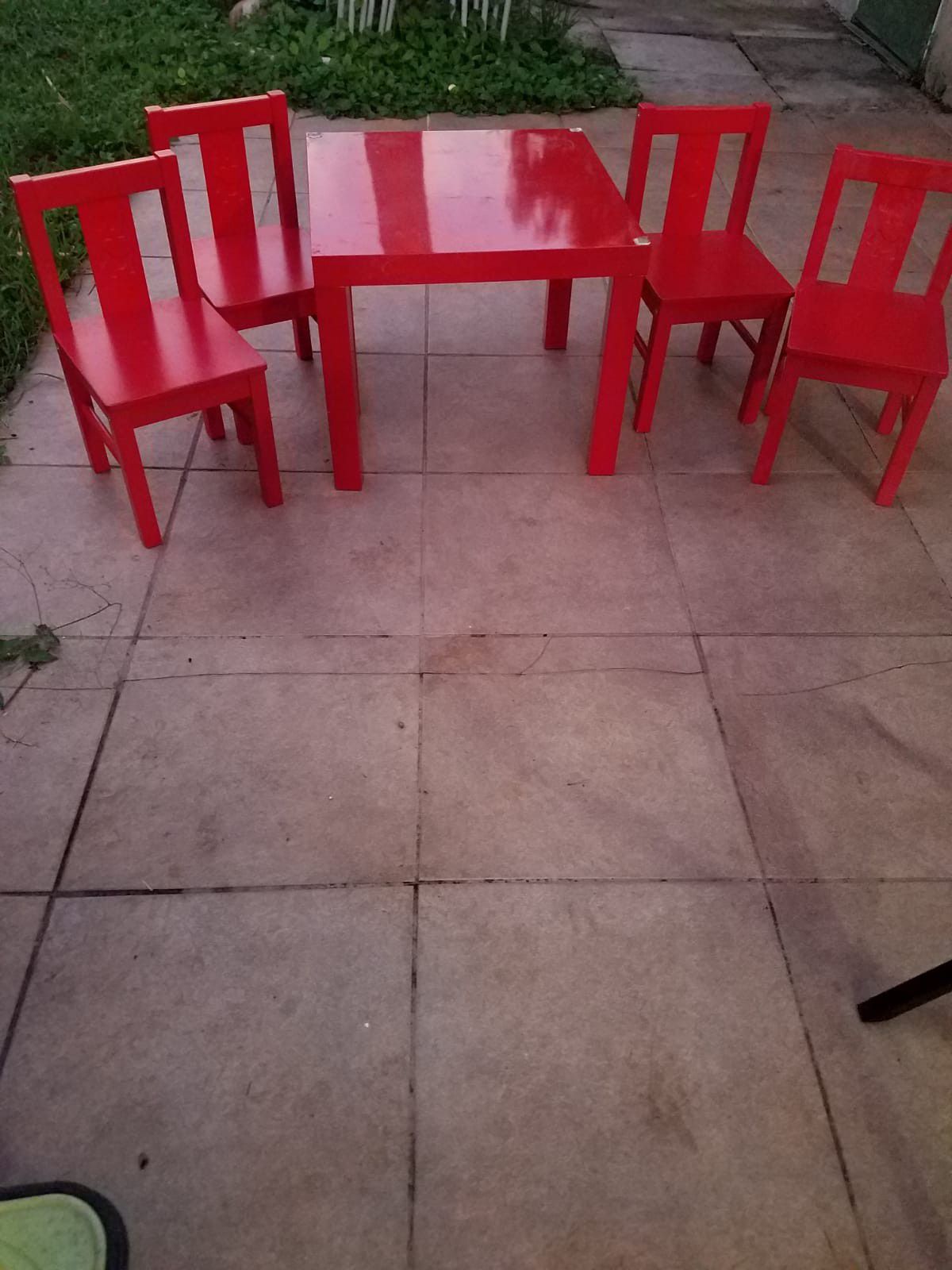 Kids table with 4 chairs