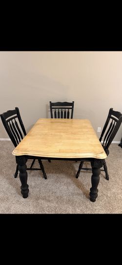 Two-Tone Farmhouse Dining Table with 5Spindle-Back Chairs