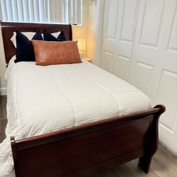 2 Twin Beds & Boxspring Included 