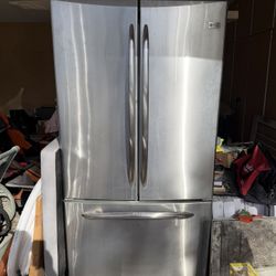 GE Refrigerator - Needs work 