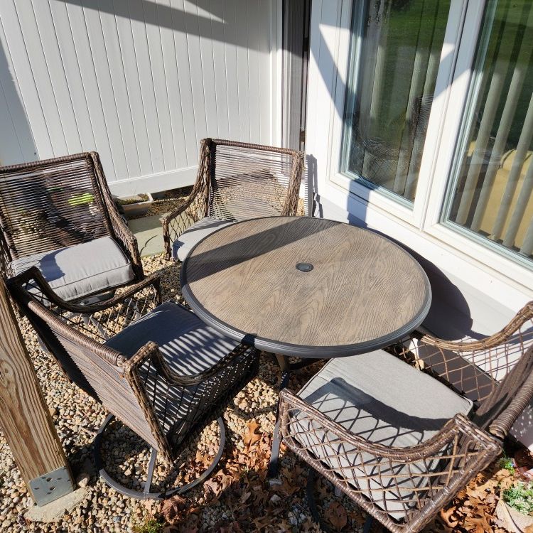 Round Patio Table w/Swivel Chairs