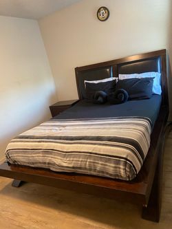 Cama, peinador, buro y colchón