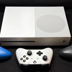 X Box One S, 3 Controllers, Disney Infinity Portal, 16 figures