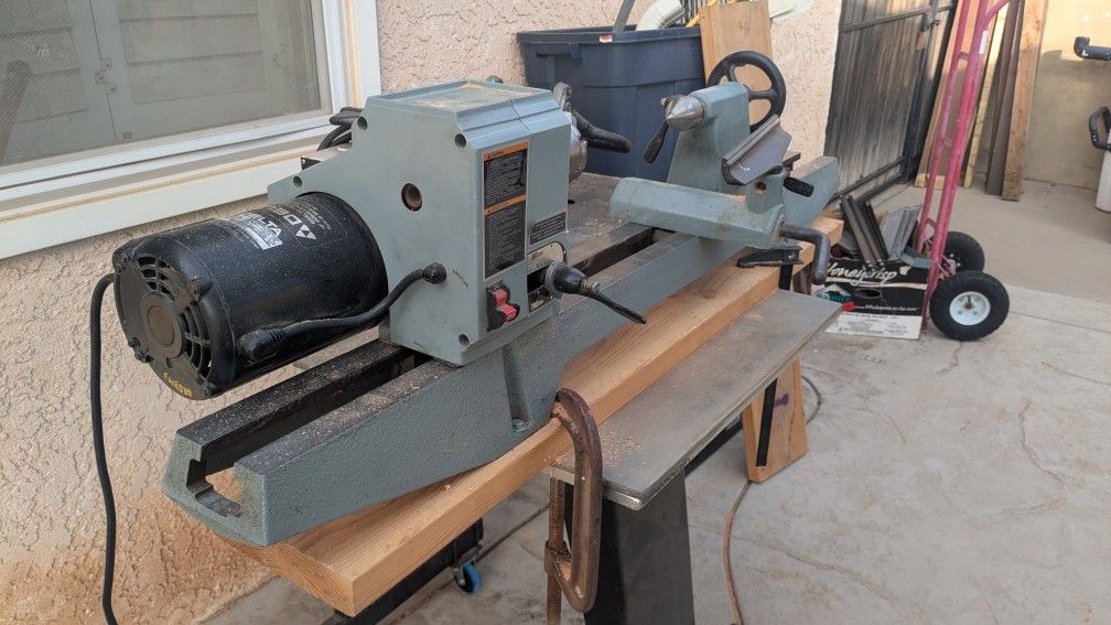 Delta 46-700 Wood Lathe