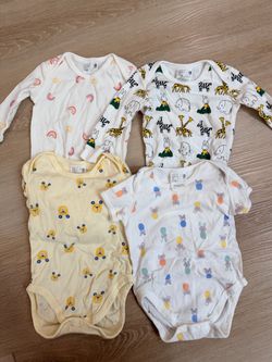 4x Uniqlo baby bodysuit 6-12M