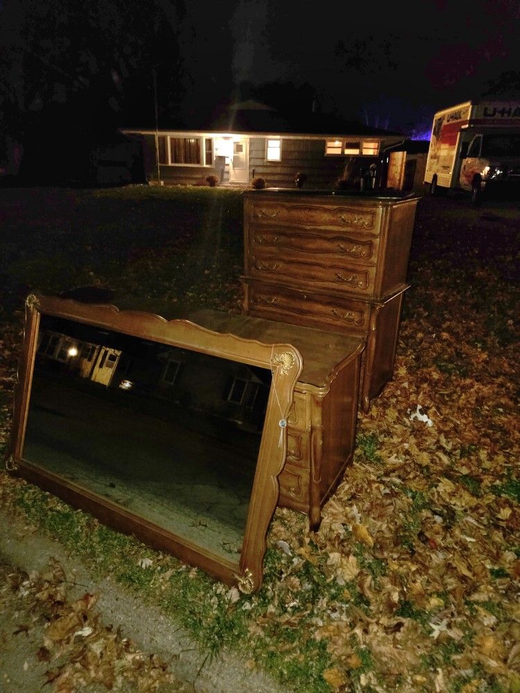 🛋️ FREE! 2 Pc French Provincial Dresser Set w/ Mirror (Curb Alert) 🚚