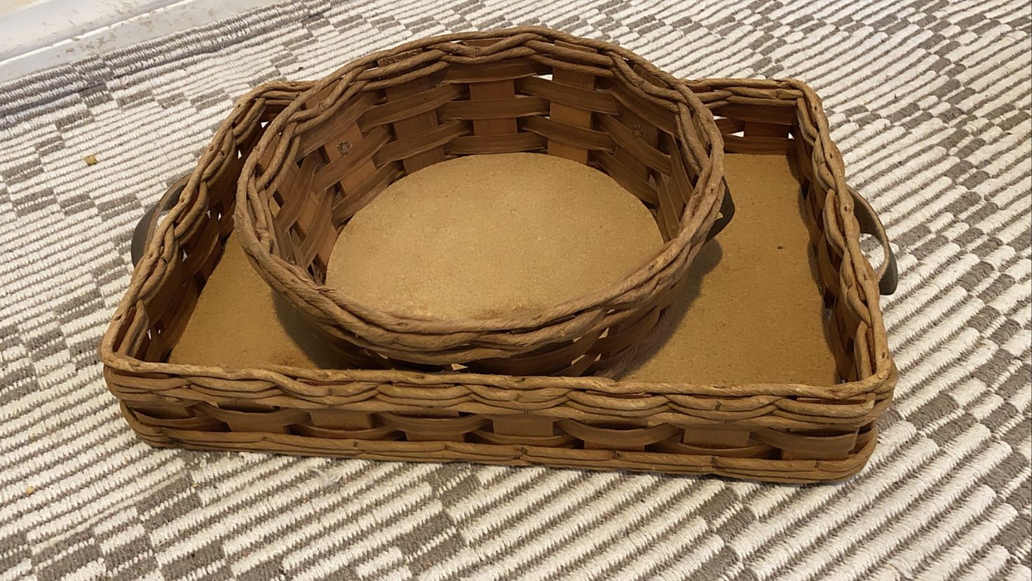 Set of Pyrex rattan/wicker baking dish holder