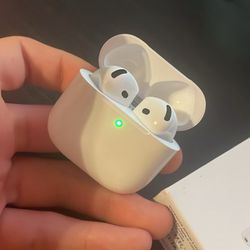 Apple AirPods (4th Generation) – Lightly Used