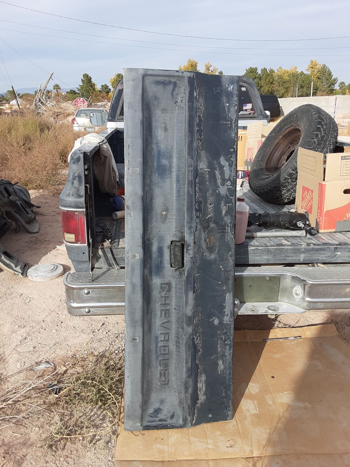 TAILGATE ! FITS ALL 73-87 CHEVY TRUCKS! IN GREAT CONDITION!