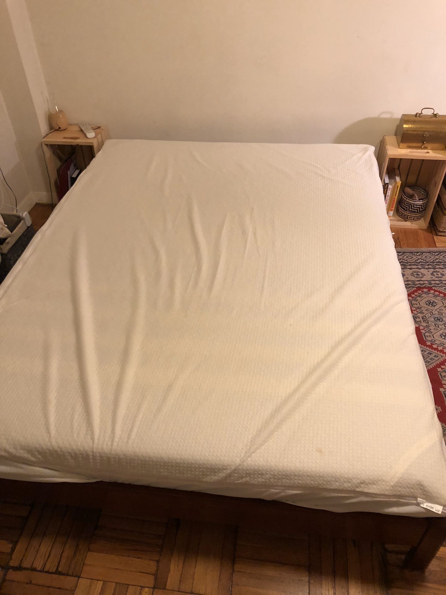 Leesa queen sized mattress + cover/platform bed frame