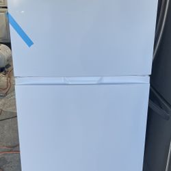 24 Inch Wide Avanti 10.0 cu. ft Top Freezer Refrigerator (New)