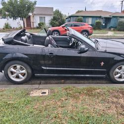 Mustang Ford 2008 CV  Black convertible 2 doors 4 seats.