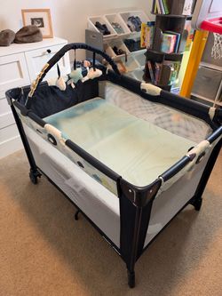 Graco Pack 'n Play with Bassinet and Toy Bar