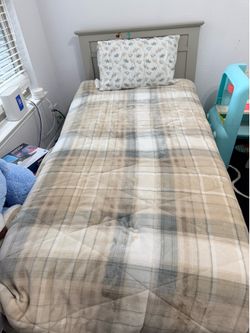 twin bed/ kid beds